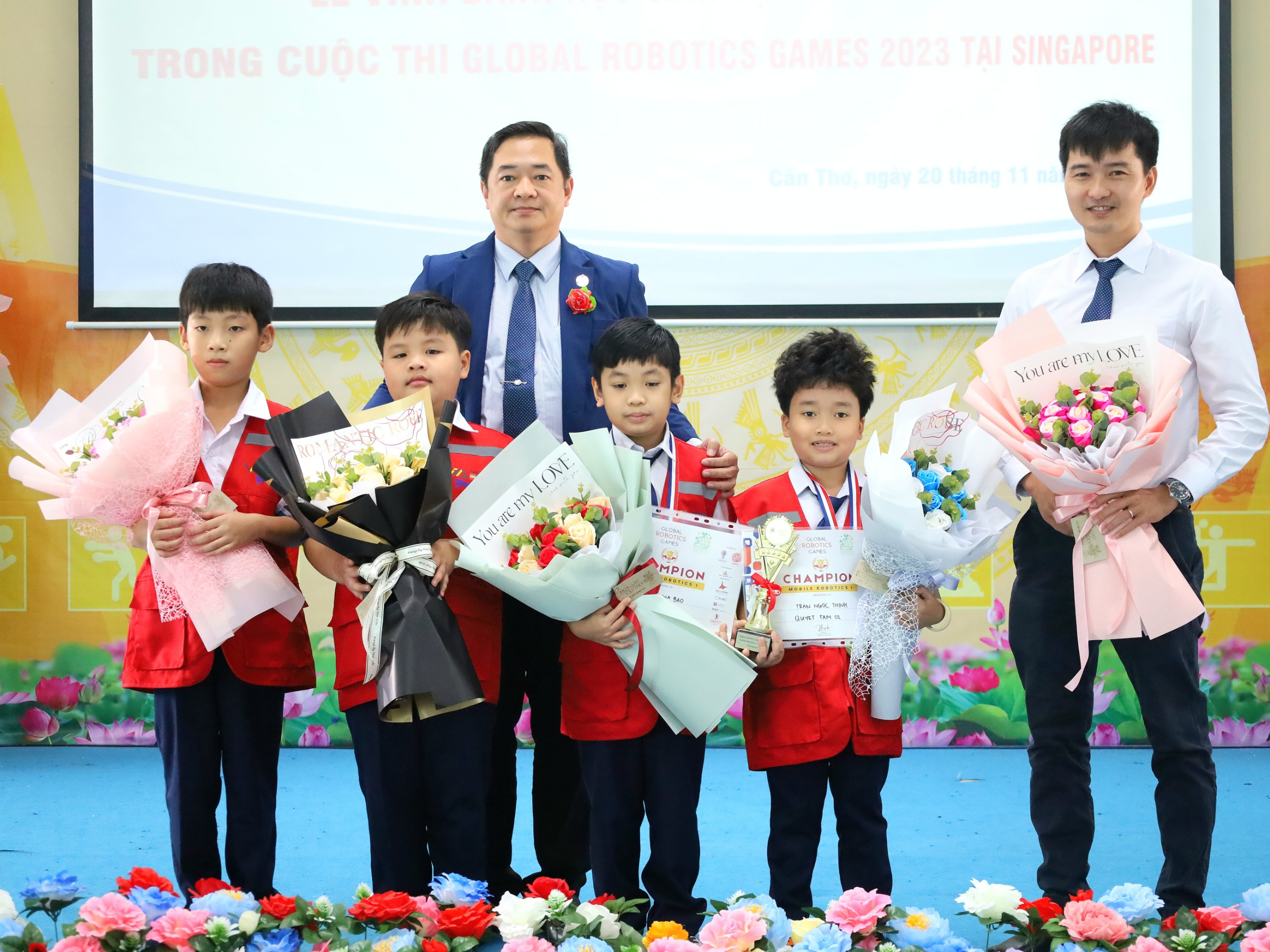 Ông Nguyễn Thanh Thống - Giám đốc Trường Phổ thông Thái Bình Dương trao tặng hoa cho huấn luyện viên và các em học sinh vô địch tại Global Robotics Games 2023.