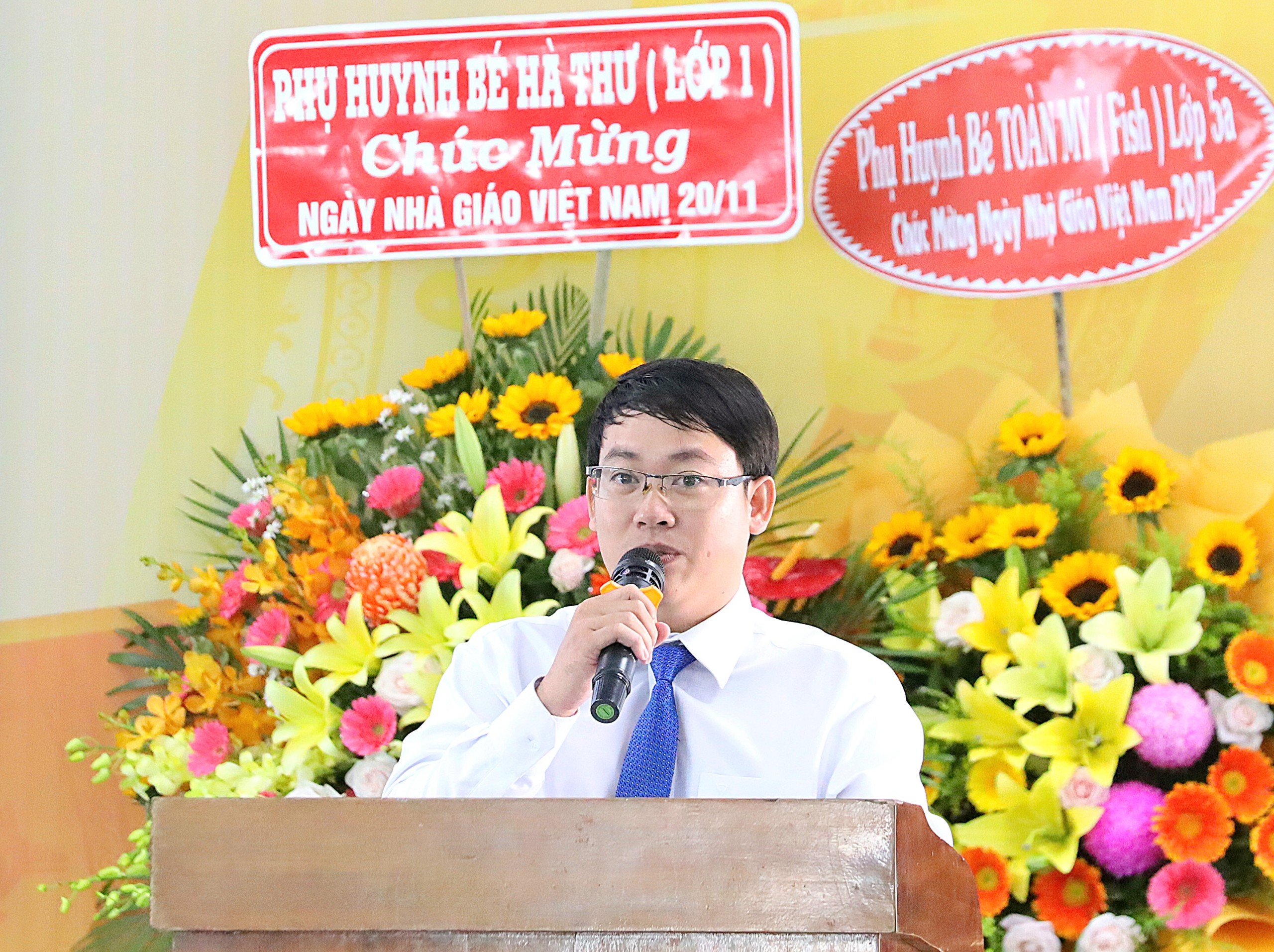 Thầy Nguyễn Minh Hiếu - Hiệu phó phụ trách Trường Phổ thông Thái Bình Dương phát biểu ôn lại truyền thống Ngày Nhà giáo Việt Nam.