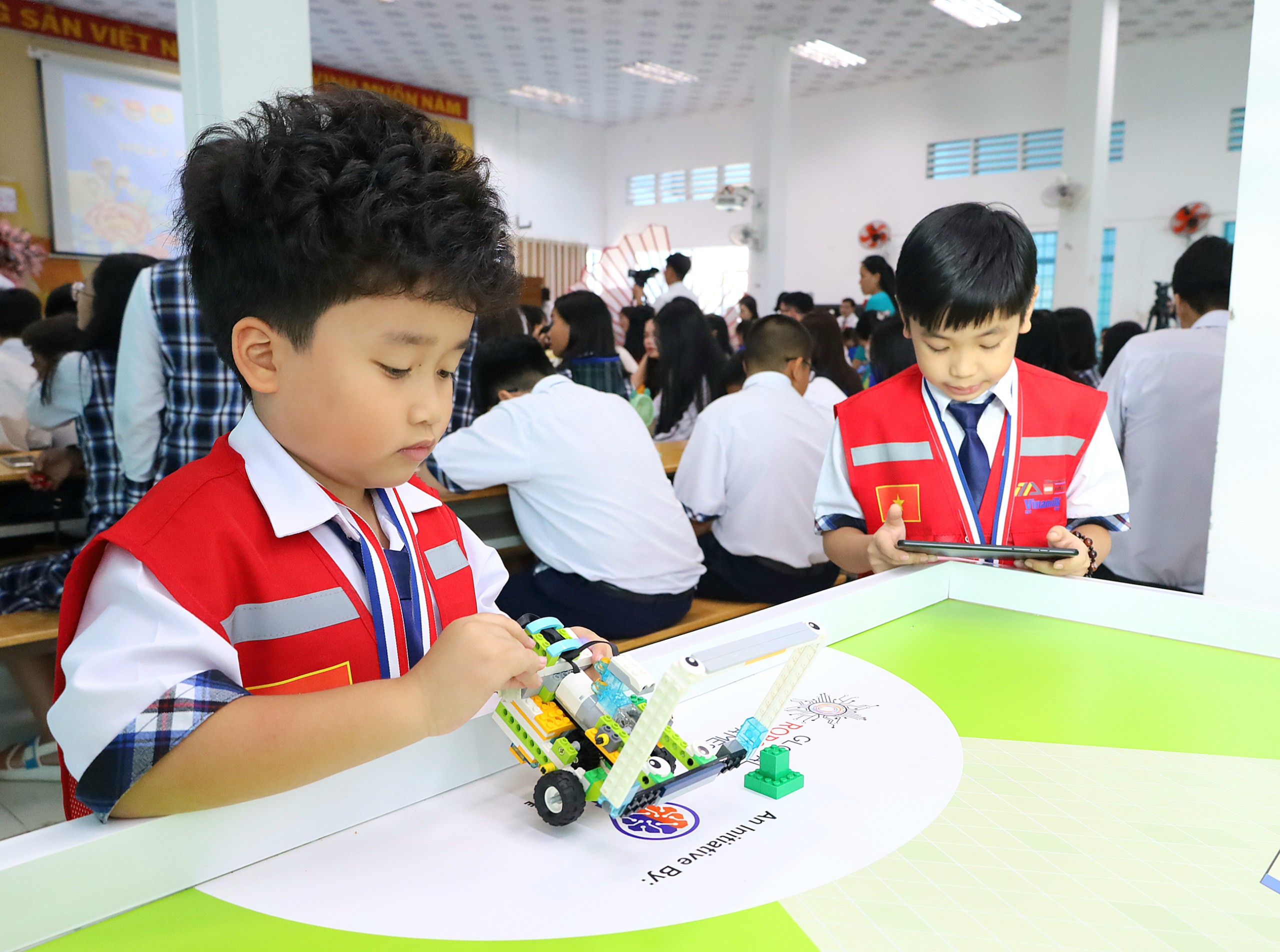 Các em học sinh trình diễn nội dung thi tại Global Robotics Games 2023.