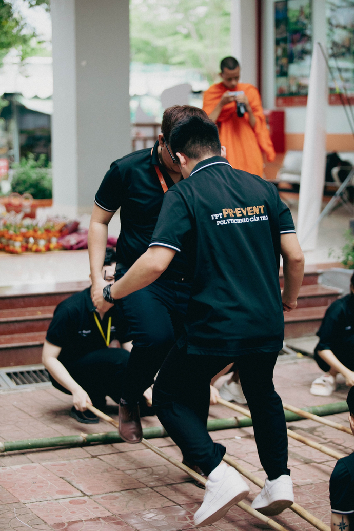 Sinh viên trường Cao đẳng FPT Polytechnic được trải nghiệm trò chơi dân gian truyền thống của người dân Khmer.