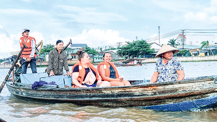 Thị trường khách quốc tế đang được ngành Du lịch Việt Nam quan tâm phục hồi và mở rộng. Trong ảnh: Du khách quốc tế tham quan chợ nổi Cái Răng, Cần Thơ.