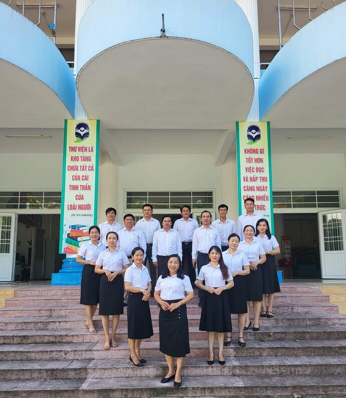 Ban Lãnh đạo và Tập thể viên chức Thư viện tỉnh Cà Mau.