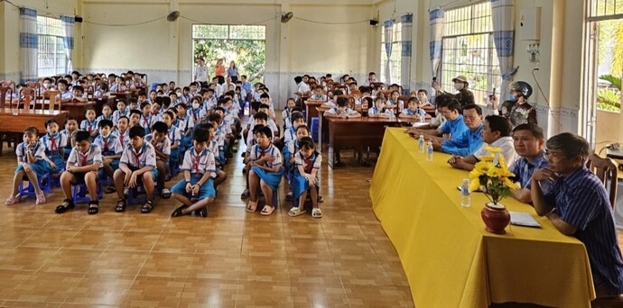 Lễ ra mắt tủ sách và đọc sách ngoại khóa tại Trường tiểu học cơ sơ Tân Xuân (xã Tân Phú, huyện Thới Bình).