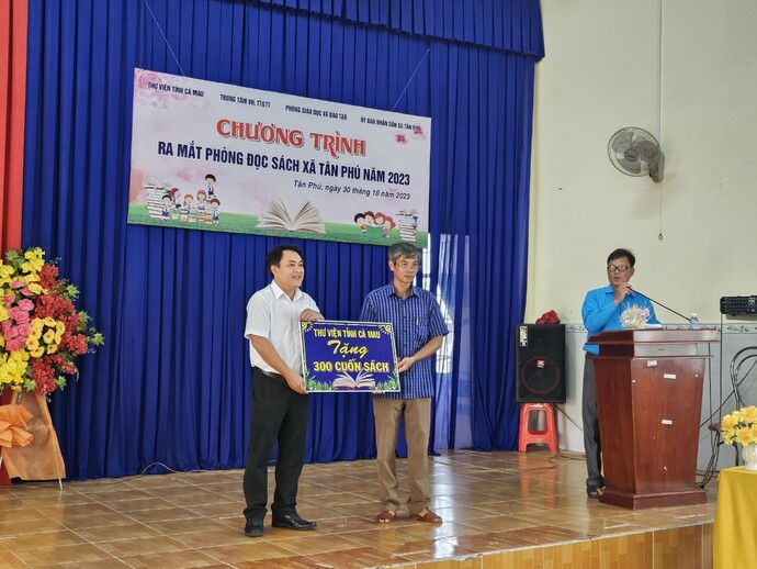 Ông Nguyễn Thanh Bình - Giám đốc Thư viện tỉnh Cà Mau tặng 300 cuốn sách cho Phòng đọc tại Xã Tân Phú, huyện Thới Bình.