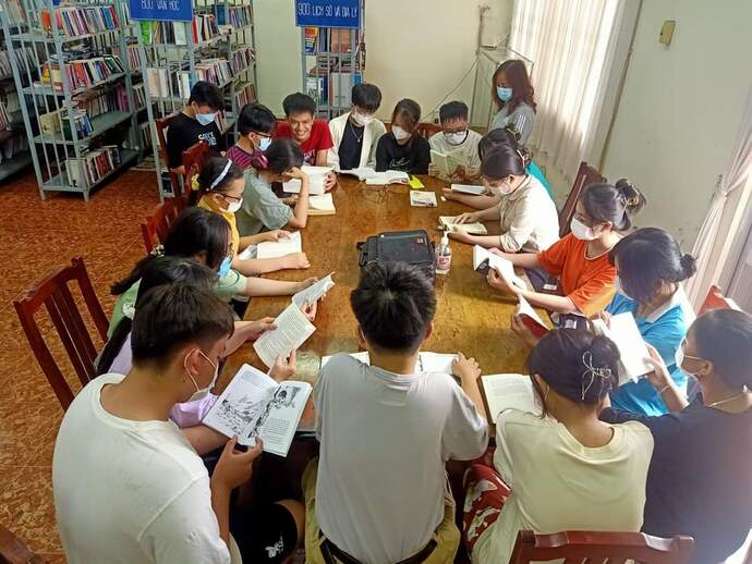 Các em thiếu nhi đọc sách tại phòng đọc Thư viện tỉnh Cà Mau.
