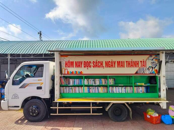 Xe lưu động Thư viện tỉnh Cà Mau tuyên truyền.