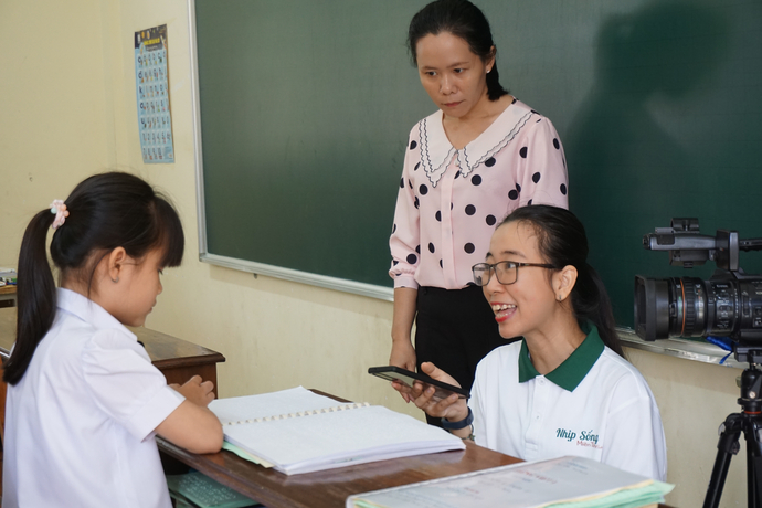 Cô Nguyễn Thị Dung - GV Trường dạy trẻ khuyết tật TP. Cần Thơ luôn đồng hành cùng con gái và hỗ trợ nhóm PV tác nghiệp