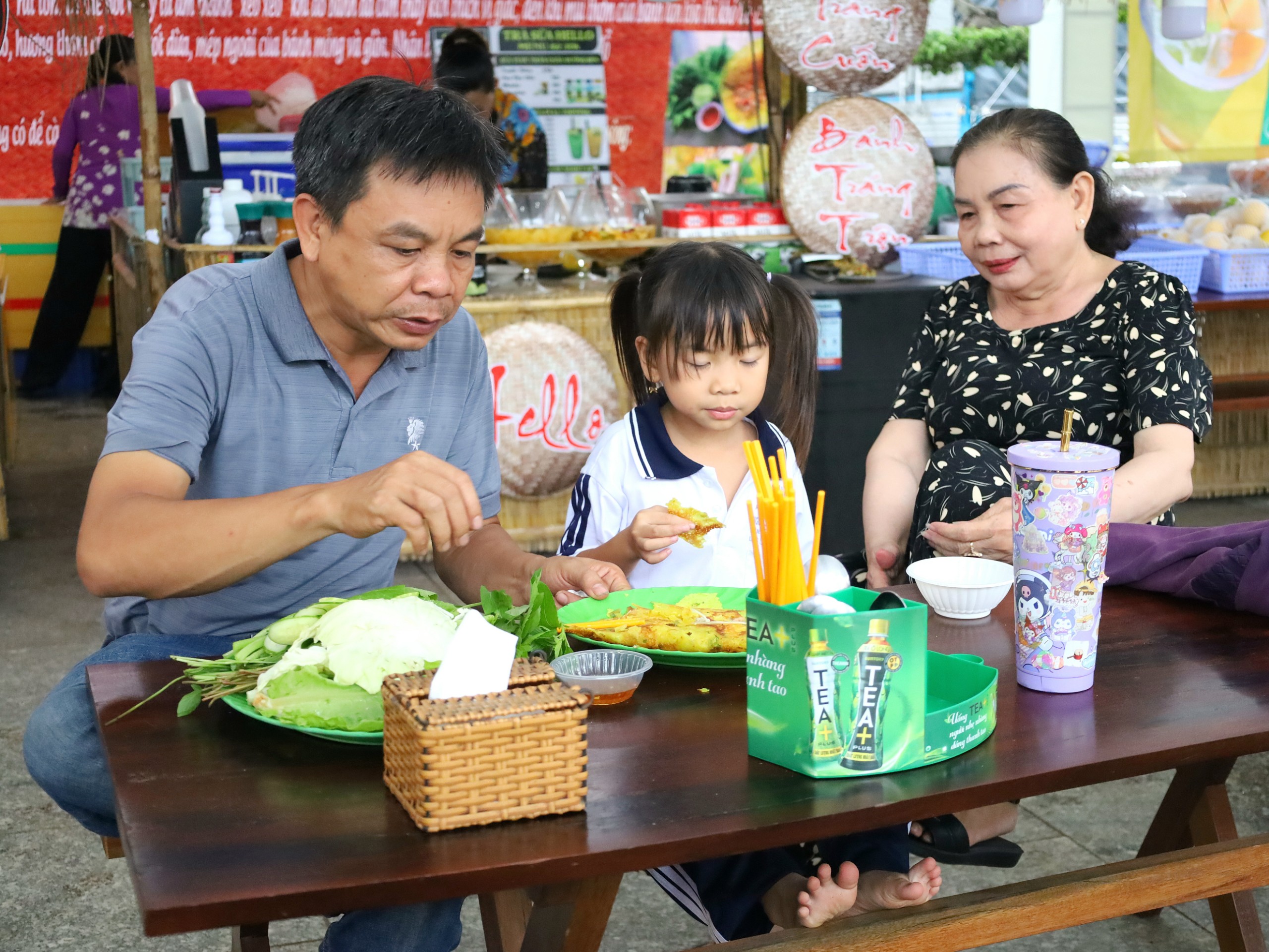 Khách tham quan thưởng thức món ăn tại Liên hoan ẩm thực đường phố 'Hương vị Sóc Trăng'.