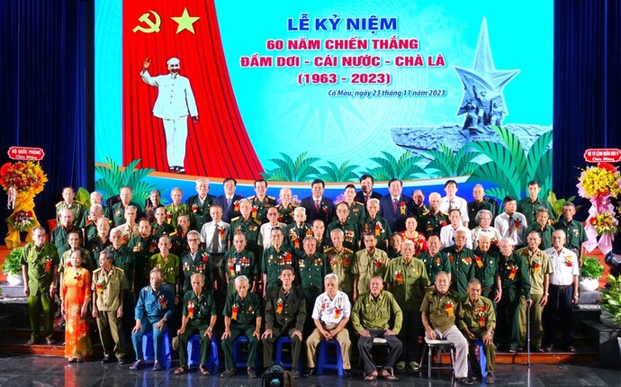 Đại biểu, nguyên lãnh đạo tỉnh và lãnh đạo tỉnh chụp hình lưu niệm cùng nhân chứng lịch sử, bà Mẹ Việt Nam Anh Hùng với chiến thắng Đầm Dơi - Cái Nước - Chà Là.