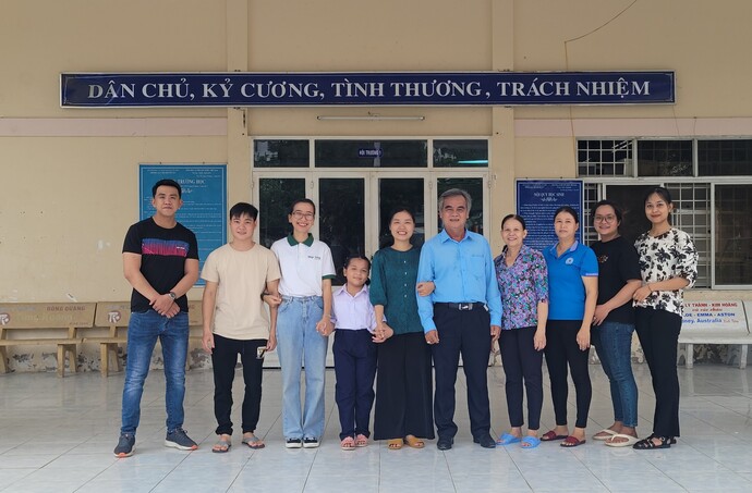 Các TNV chụp ảnh lưu niệm cùng thầy Trần Lê Duy Khiêm - Hiệu trưởng Trường Dạy trẻ khuyết tật TP. Cần Thơ