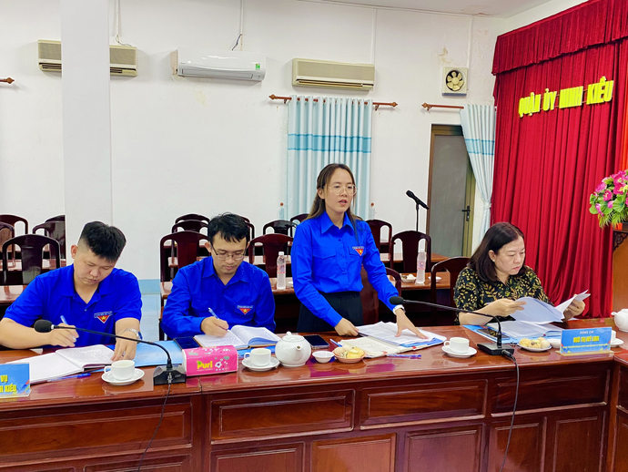 Bà Phạm Thái Thu - Bí thư Quận Đoàn Ninh Kiều báo cáo kết quả hoạt động của Quận Đoàn trong năm 2023.