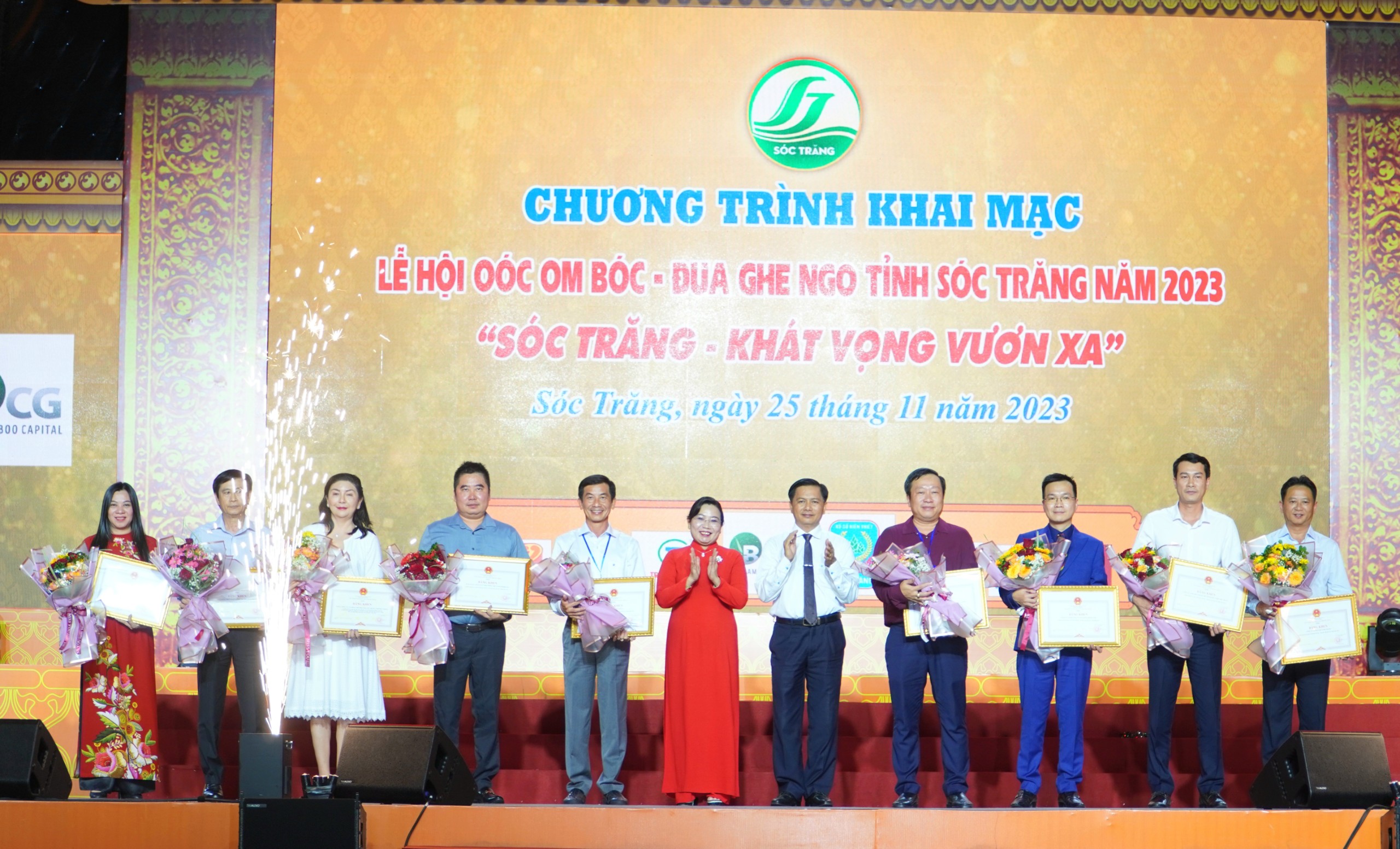 Bà Hồ Thị Cẩm Đào - Phó Bí thư Thường trực Tỉnh ủy, Chủ tịch HĐND tỉnh Sóc Trăng và ông Trần Văn Lâu - Phó Bí thư Tỉnh ủy, Chủ tịch Ủy ban nhân dân tỉnh Sóc Trăng trao bằng khen cho các đơn vị tài trợ.