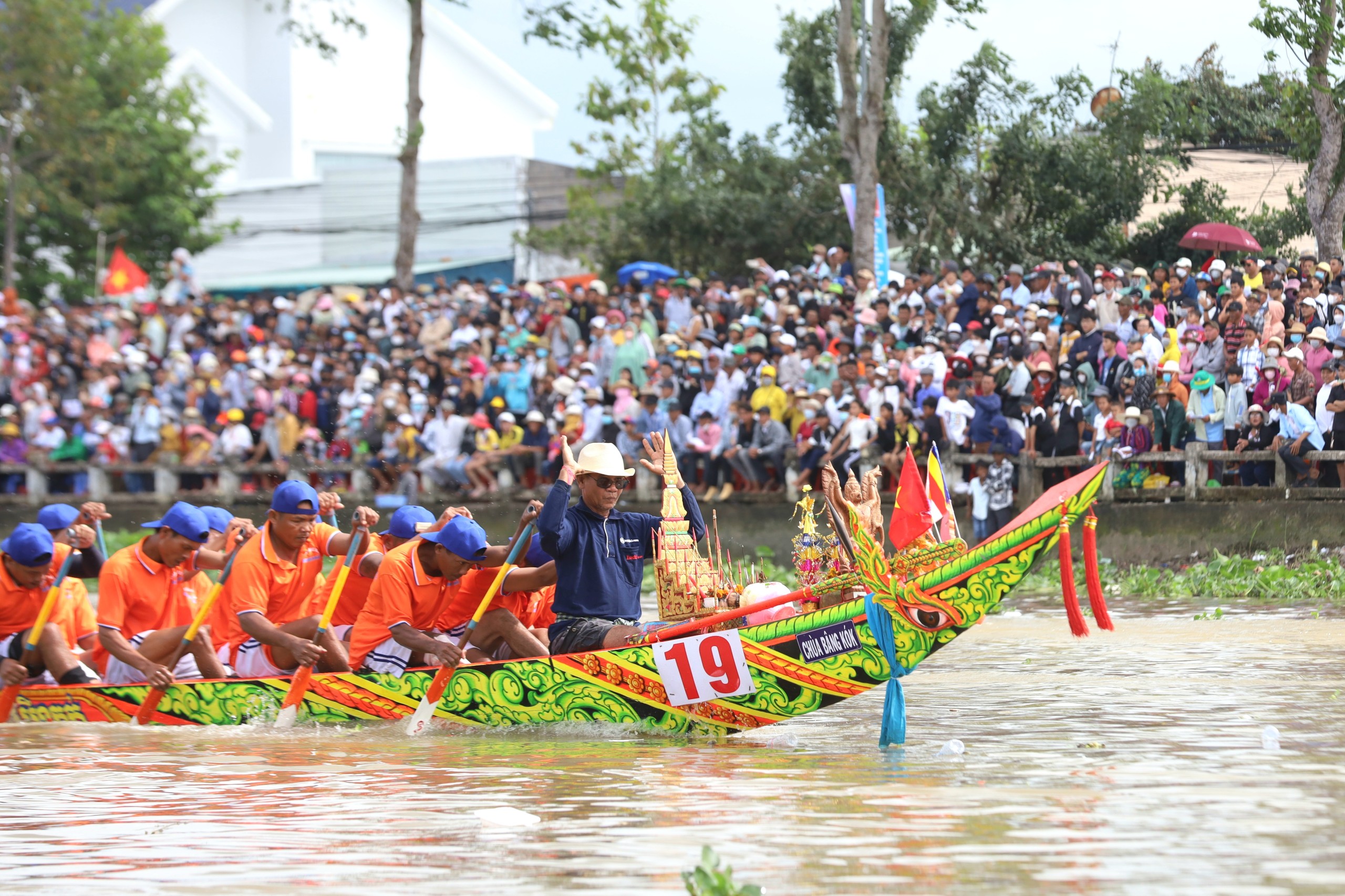 Dù chỉ mới thi đấu vòng bảng nhưng các đội đã thi đấu quyết liệt, cống hiến cho khán giả những pha tranh tài đẹp mắt.