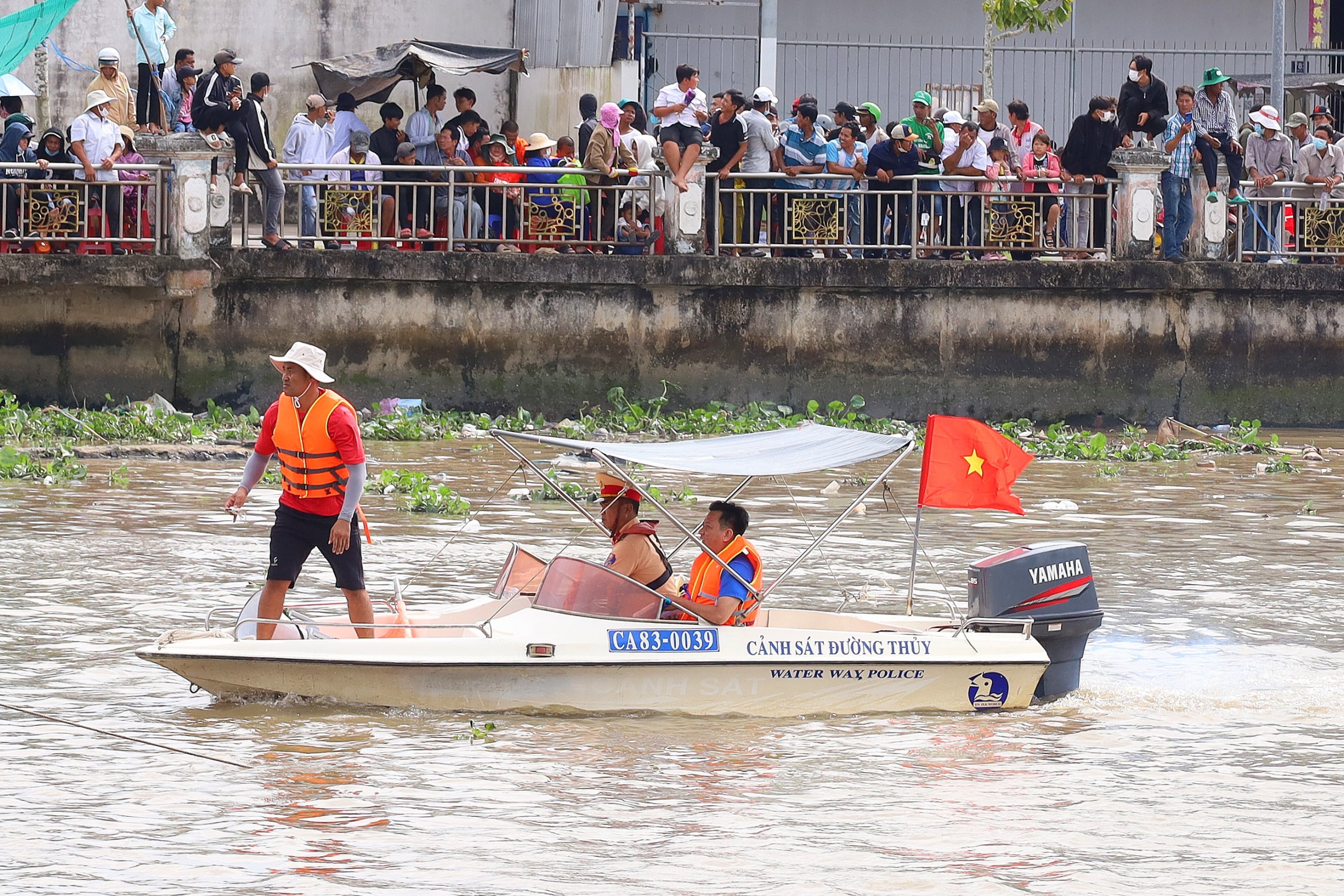 Lực lượng CSGT đường thủy tham gia bảo đảm an toàn đường đua.