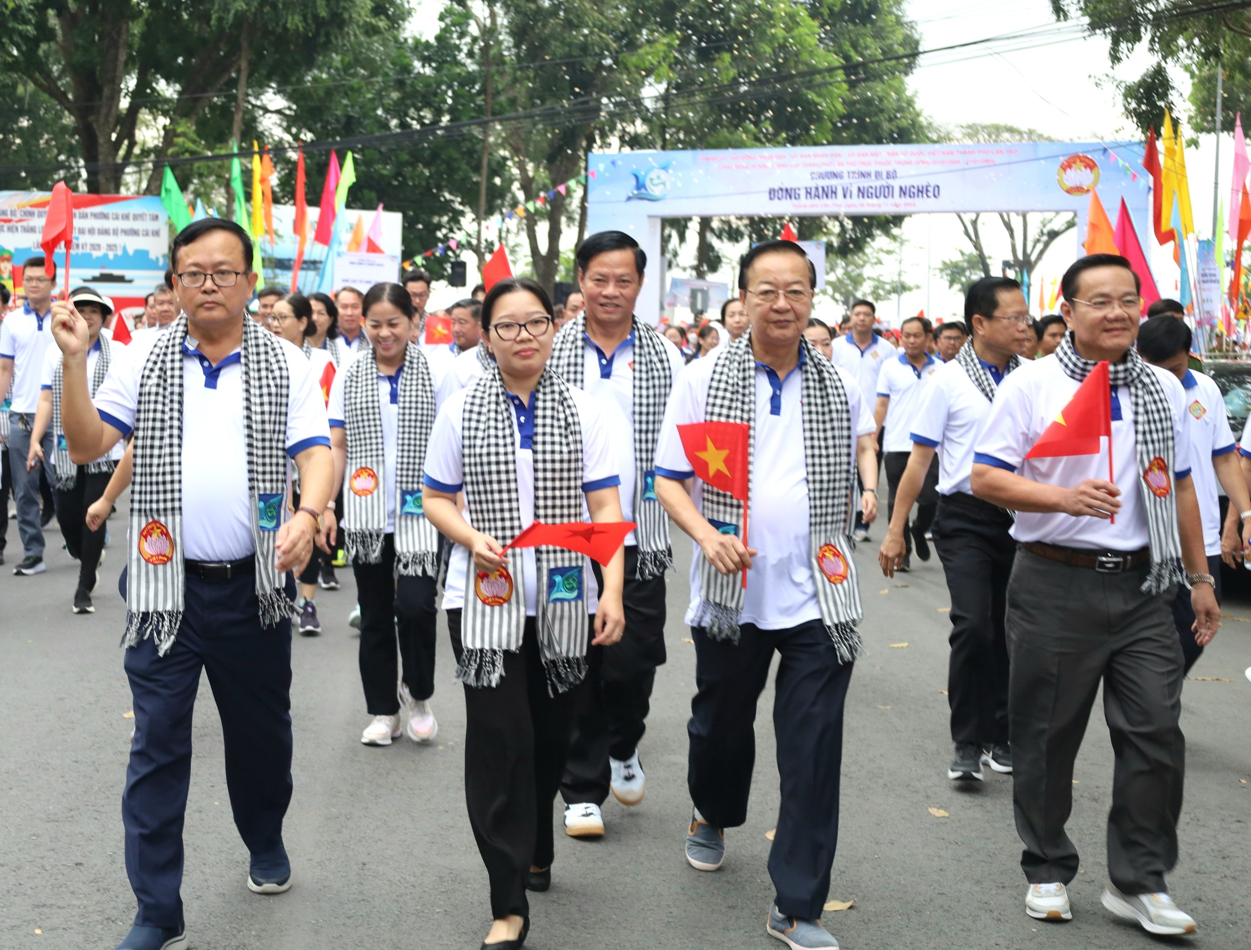 Ông Nguyễn Trung Nhân – UV BTV Thành ủy, Chủ tịch Ủy ban Mặt trận Tổ quốc Việt Nam TP. Cần Thơ, ông Lê Tấn Thủ - UV BTV Thành ủy, Trưởng Ban Tổ chức Thành ủy Cần Thơ, bà Trần Thị Vĩnh Nghi - UV BTV Thành ủy, Bí thư Huyện ủy Thới Lai và ông Nguyễn Thành Đông - Phó Chủ tịch HĐND TP. Cần Thơ tham gia đi bộ đồng hành 'Vì người nghèo'.