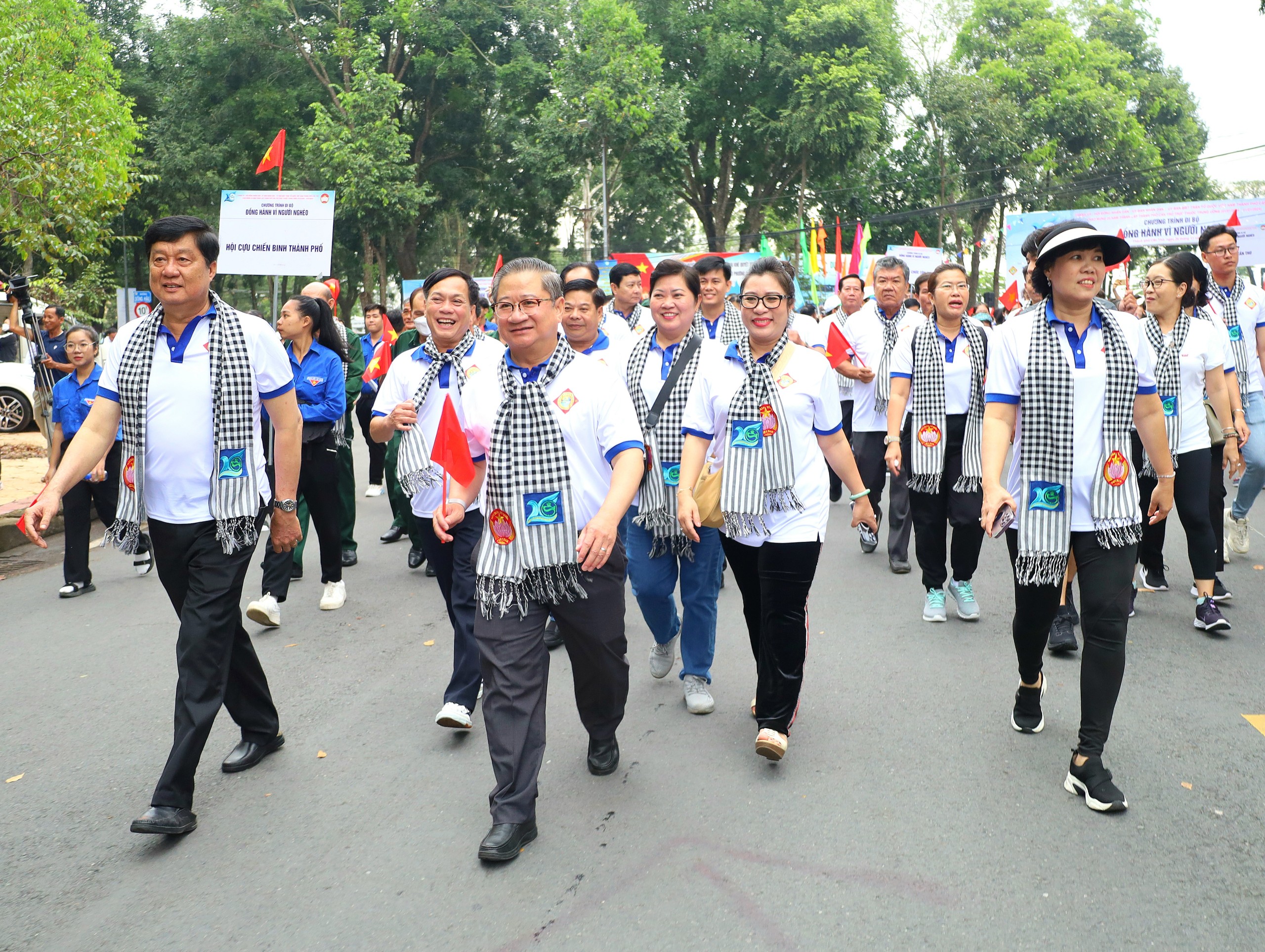 Ông Phạm Văn Hiểu - Phó Bí thư Thường trực Thành ủy, Chủ tịch HĐND TP. Cần Thơ và ông Trần Việt Trường - Phó Bí thư Thành ủy, Chủ tịch UBND TP. Cần Thơ tham gia đi bộ đồng hành “Vì người nghèo”.