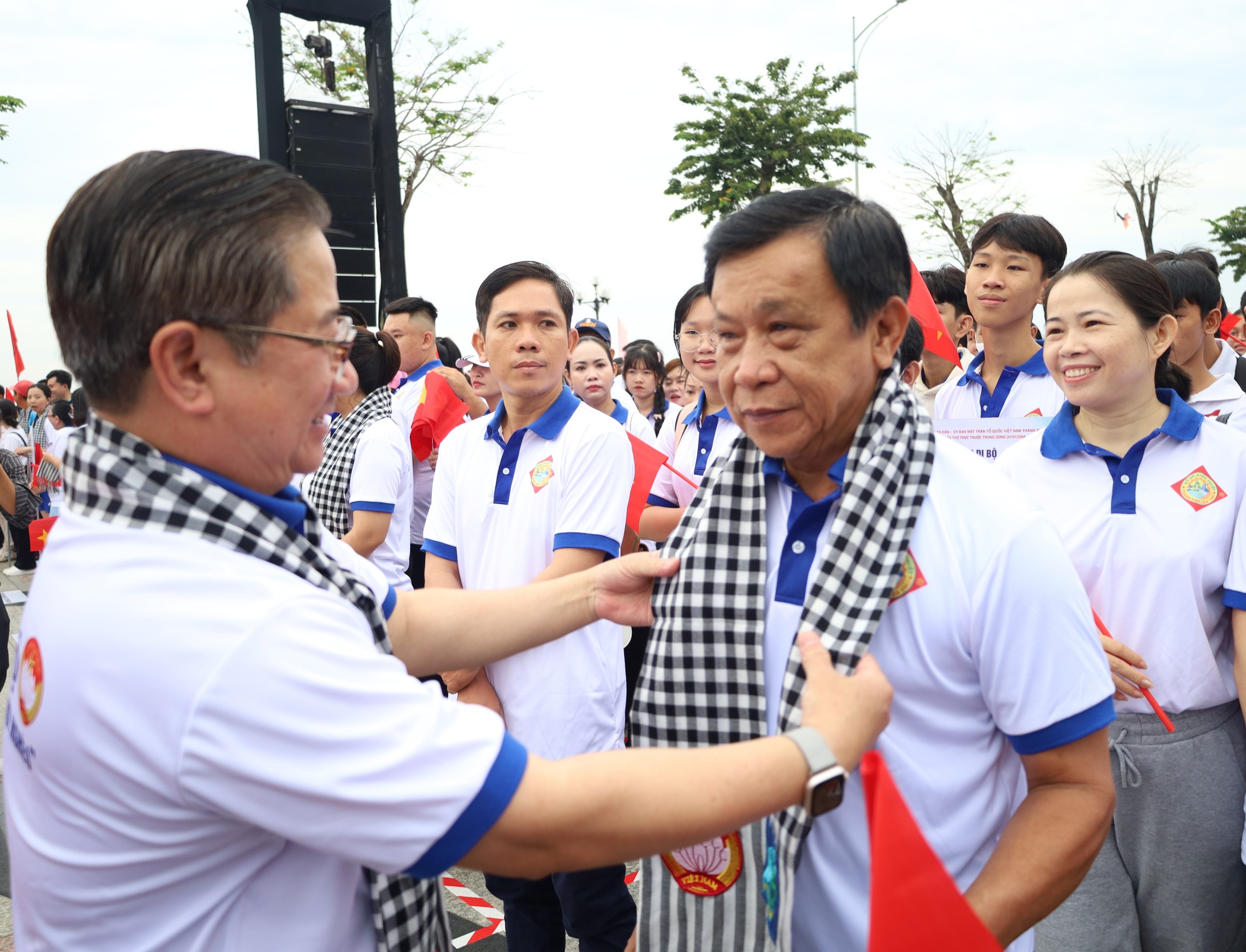 Ông Trần Việt Trường - Phó Bí thư Thành ủy, Chủ tịch UBND TP. Cần Thơ tặng quà cho đại diện các đơn vị tham gia chương trình.