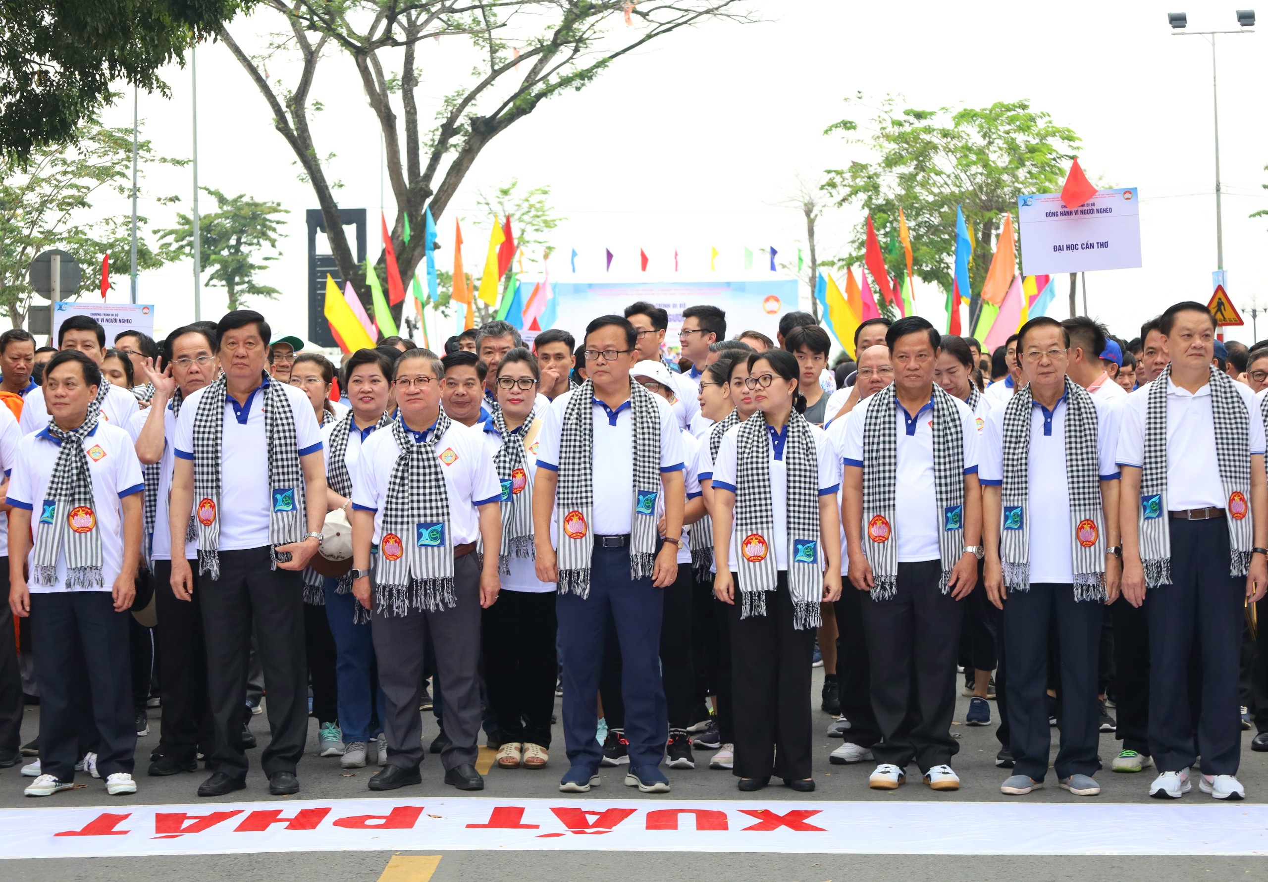 Lãnh đạo Thành ủy, UBND, HĐND, UB MTTQ TP. Cần Thơ tham gia đi bộ Đồng hành “Vì người nghèo” năm 2023.