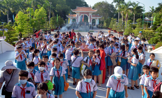 Các em học sinh dâng hương tưởng niệm tại khuôn viên Bảo Tàng tỉnh (Ảnh: Thanh Mộng).