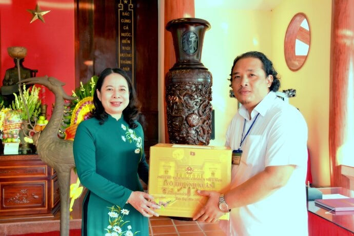 Lãnh đạo TW dâng hương tưởng niệm Bác Hồ và chúc Tết Bảo Tàng tỉnh Cà Mau.