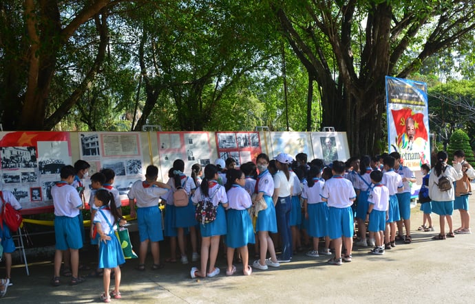 Các em học sinh tham quan trưng bày Bác Hồ tại khuôn viên Bảo Tàng tỉnh (Ảnh: Thanh Mộng).