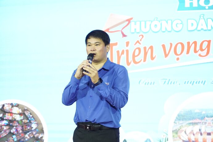 Ông Phương Tấn Đạt – Giám đốc trung tâm hỗ trợ học sinh sinh viên thành phố Cần Thơ phát biểu tại đêm chung kết.