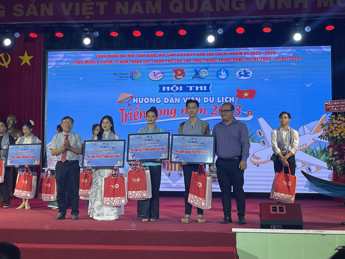 Các thí sinh tài năng nhận giải thưởng phụ tại Hội thi. Ảnh: Phát Nguyễn.