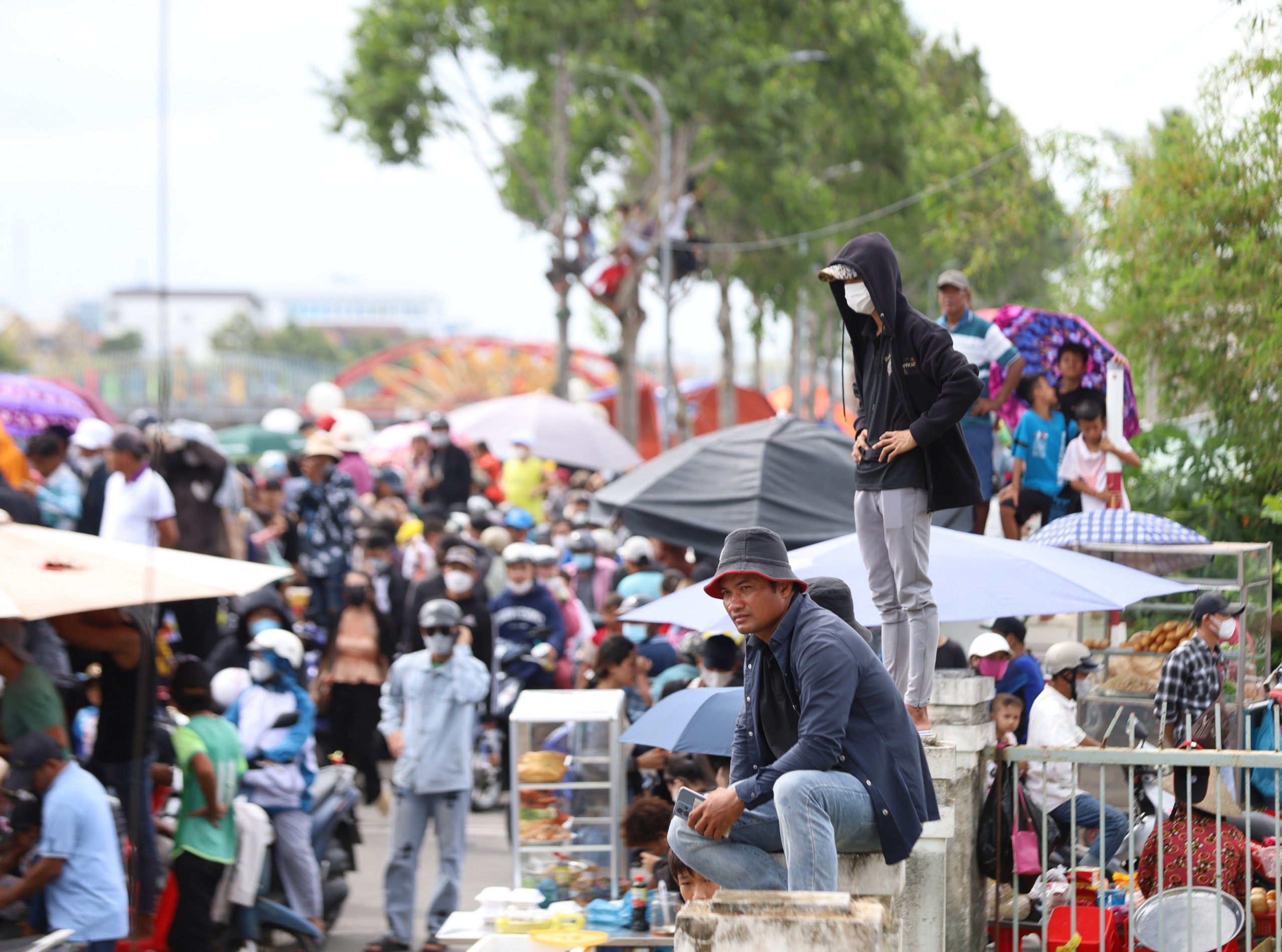 Các hàng cột cũng trở thành vị trí lý tưởng để xem đua ghe Ngo.