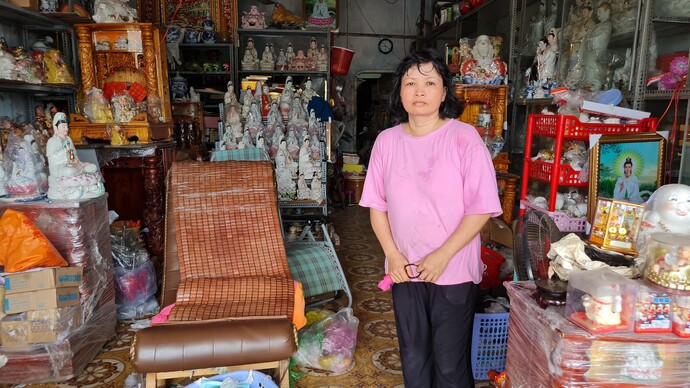 Chị Phạm Thị Chung (con ông Huân) lo sợ trước sự hung hăng của con bà Điểu, đứng trong vị trí ngôi nhà của gia đình ông Phạm Công Huân.
