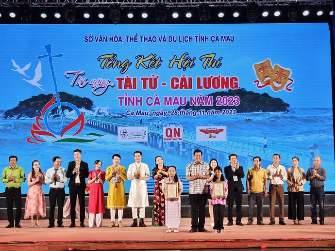 Ông Dương Hoàng Giang - Giám đốc Trung tâm Văn hóa tỉnh, Phó ban tổ chức, trao giải Diễn viên triển vọng cho các thí sinh.