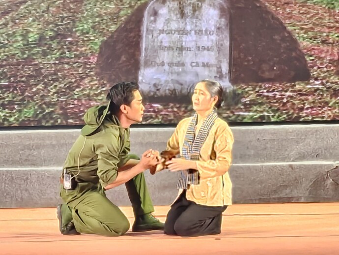 Thí sinh Nguyễn Ngọc Tiên diễn trong trích đoạn “Hoa Đất” tại đêm chung kết, đạt giải Nhất hội thi.