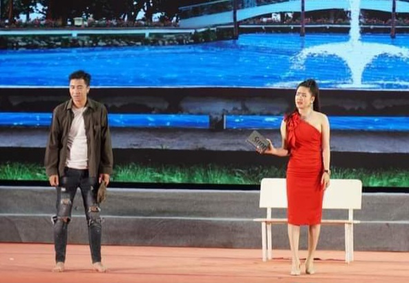 Thí sinh Trần Phú Vinh diễn trong trích đoạn 'Người đánh rơi hạnh phúc” tại đêm chung kết, đạt giải Ba hội thi.