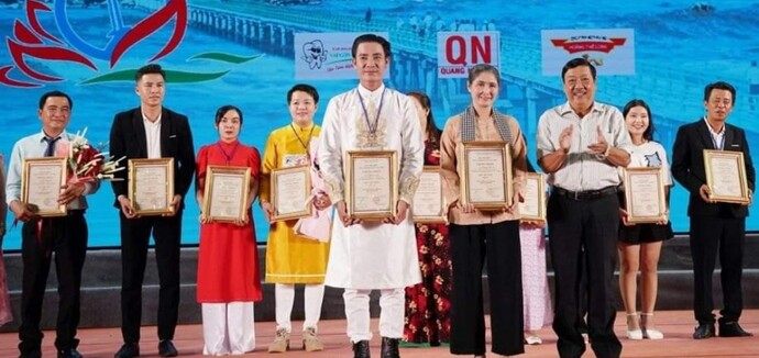 Ông Trần Hiếu Hùng - Tỉnh Ủy viên, Giám đốc Sở Văn hóa, Thông tin & thể thao tỉnh Cà Mau, Trưởng ban tổ chức, trao giải Nhất cho các thí sinh.