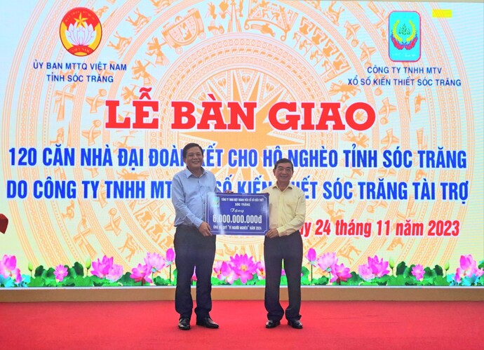 Ông Lê Văn Khanh, Chủ tịch Công ty TNHH MTV XSKT Sóc Trăng (bìa phải) trao bảng tượng trưng 6 tỷ đồng cho Ủy ban MTTQ Việt Nam tỉnh Sóc Trăng xây dựng nhà Đại đoàn kết cho hộ nghèo năm 2024.