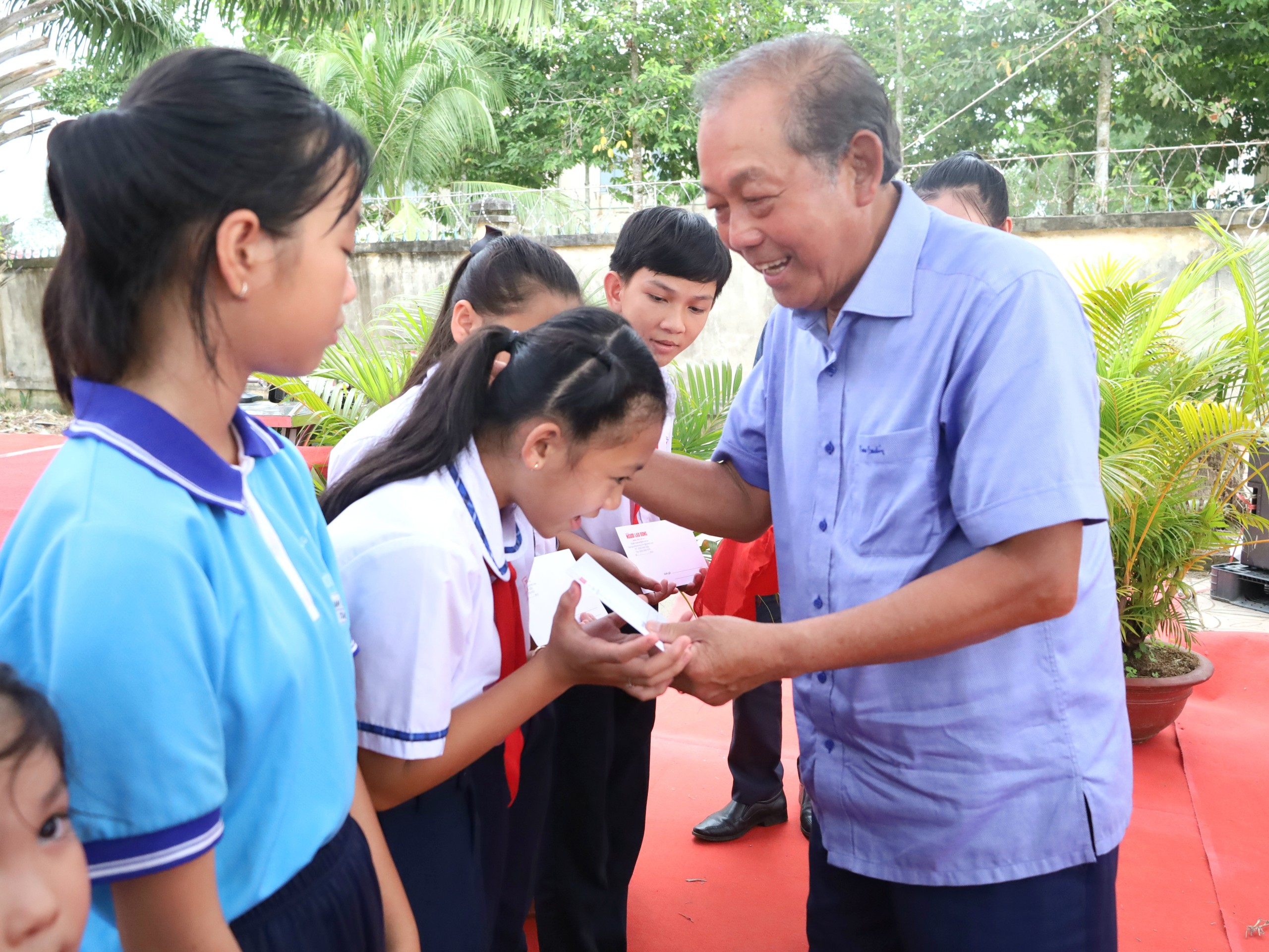 Ông Trương Hòa Bình – Nguyên Ủy viên Bộ Chính trị, Nguyên Phó Thủ Tướng Thường trực Chính phủ; Chủ tịch Danh dự chương trình”Tự hào Cờ Tổ quốc” trao tặng quà cho các em học sinh.