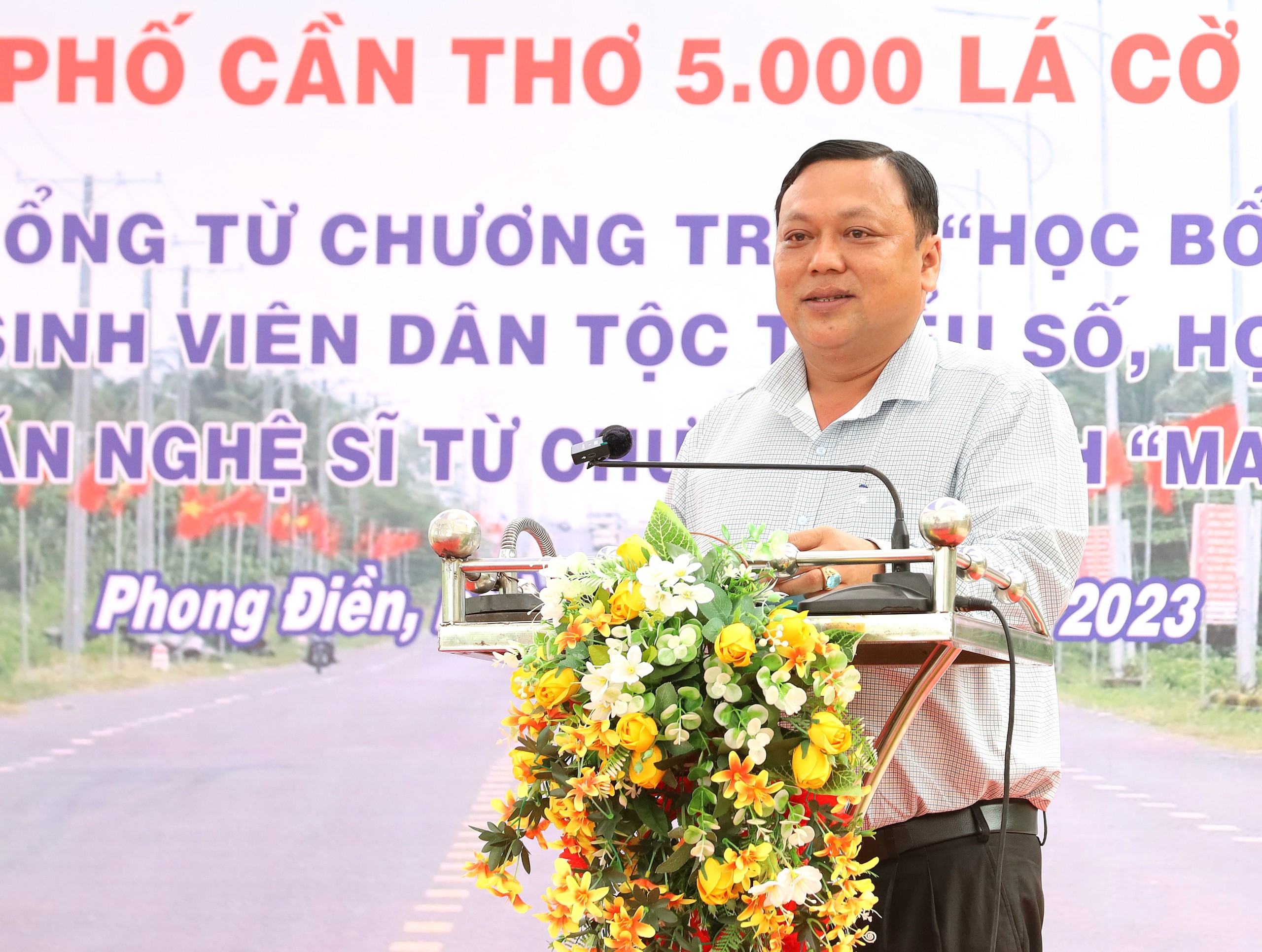 Ông Lê Bá Thịnh - Bí thư Đảng ủy xã Nhơn Ái, huyện Phong Điền phát biểu tại chương trình.