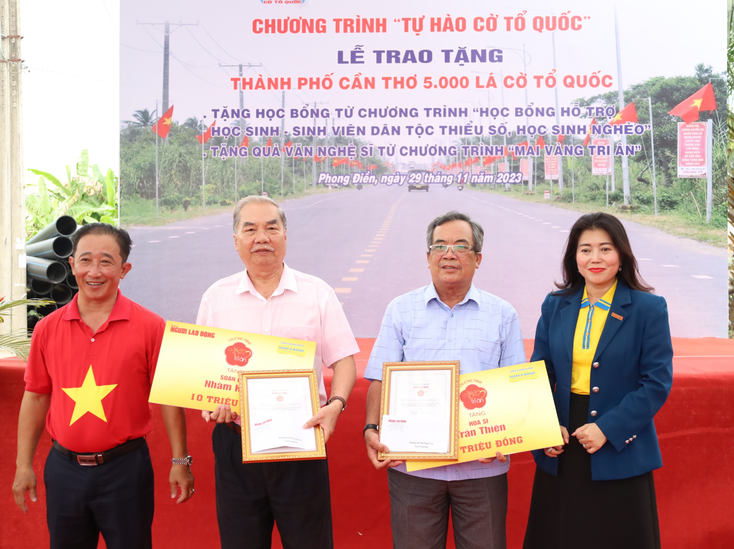 Ông Bùi Thanh Liêm - Phó Tổng Biên tập Báo Người Lao Động và bà Lê Thủy Tiên - Phó Giám đốc khu vực miền Tây của Ngân hàng TMCP Nam Á trao tặng chương trình 'Mai vàng tri ân' cho nhà nghiên cứu văn hóa, soạn giả Nhâm Hùng và họa sĩ, nhạc sĩ Trần Thiện.