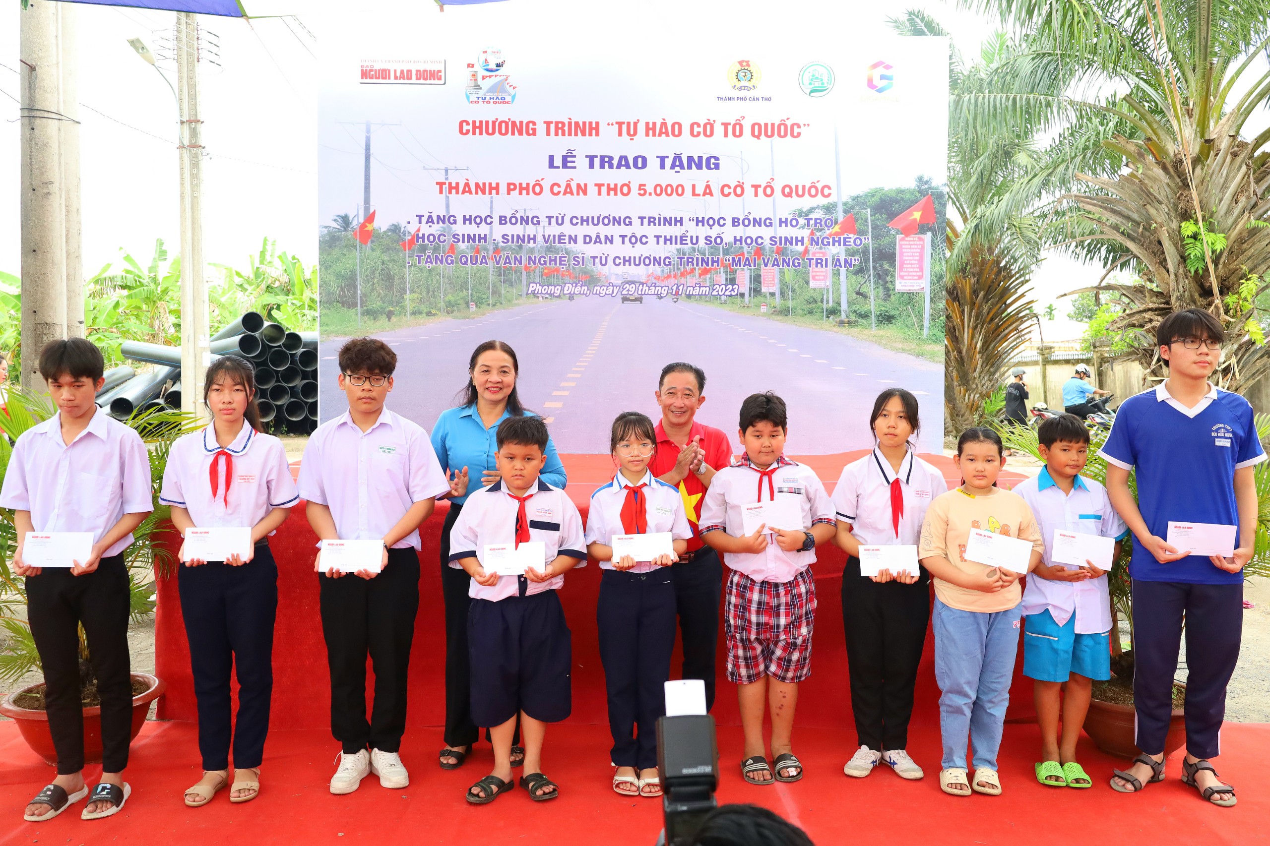 Ông Bùi Thanh Liêm - Phó Tổng Biên tập Báo Người Lao Động và bà Huỳnh Thị Hiền - Phó Chủ tịch Thường trực Liên đoàn Lao động TP. Cần Thơ trao quà cho các em học sinh.