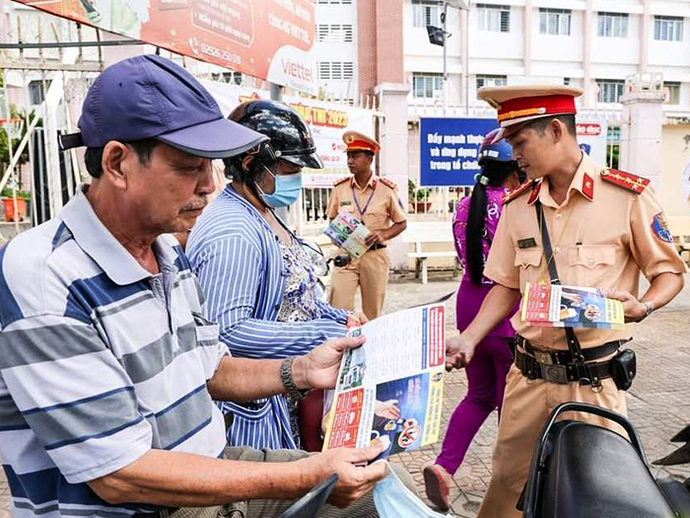 Lực lượng Cảnh sát giao thông Công an TP Cần Thơ phát tờ rơi, tuyên truyền pháp luật về an toàn giao thông. Ảnh: CTV