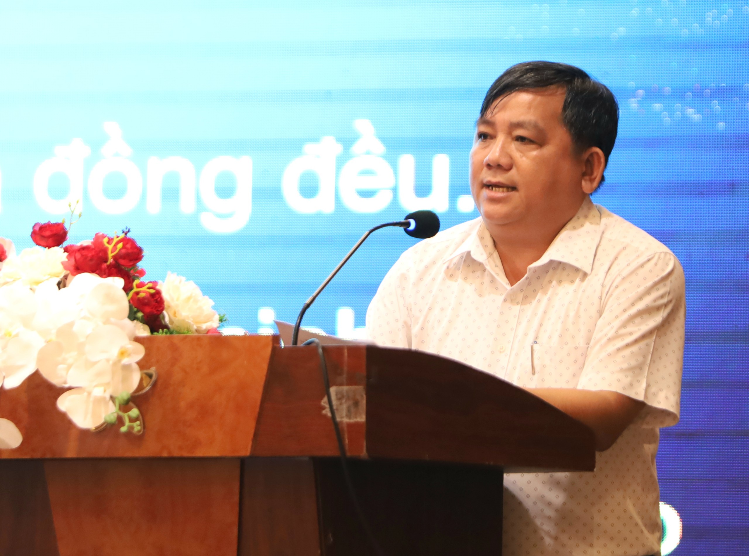 Ông Huỳnh Thanh Lộc - Trưởng phòng Giáo dục Trung học thuộc Sở GD&ĐT TP. Cần Thơ báo cáo thực trạng và vấn đề đặt ra đối với việc chuyển đổi số trong ngành Giáo dục và Đào tạo.