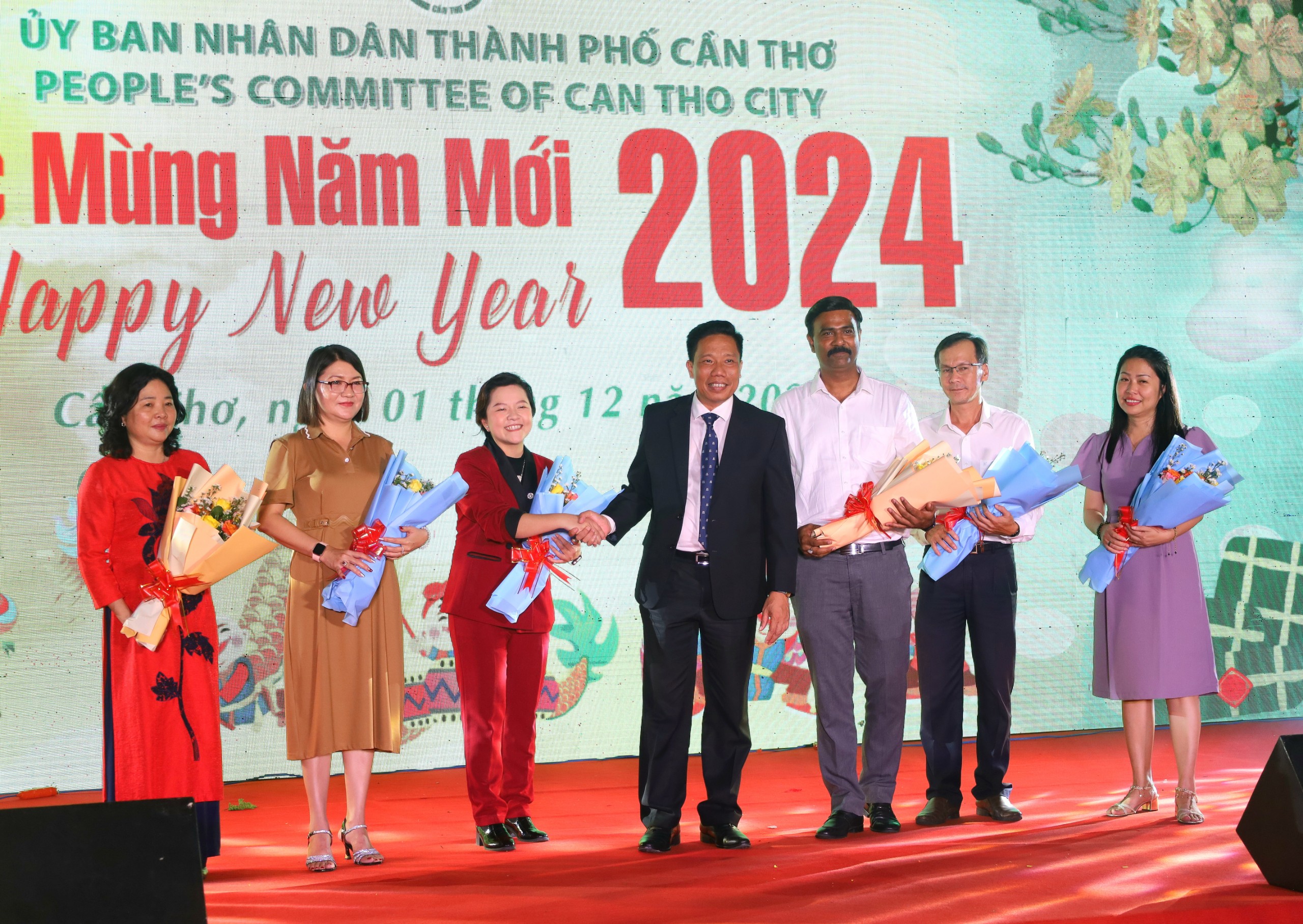 Ông Nguyễn Thực Hiện – Phó Chủ tịch UBND TP. Cần Thơ tặng hoa cho các đơn vị tài trợ, đồng hành tổ chức chương trình.