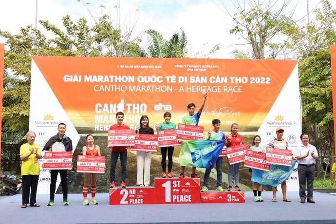 Ông Trần Việt Trường - Phó Bí thư Thành ủy, Chủ tịch UBND TP. Cần Thơ trao thưởng Giải Marathon quốc tế di sản Cần Thơ năm 2022.