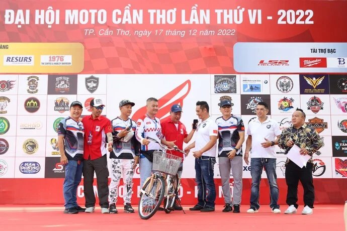 Các hoạt động thiện nguyện diễn ra tại ngày Hội Moto năm 2022. Được biết, trong Đại hội Moto lần thứ 7 năm nay, BTC sẽ trao 1 tấn gạo hỗ trợ cho trường Tương Lai.