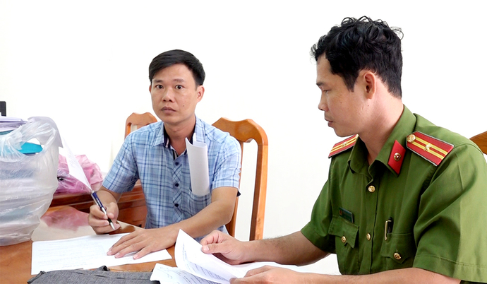 Bị can Nguyễn Tuấn Minh ký nhận các Quyết định và Lệnh.