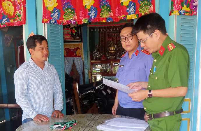 Lực lượng Công an thi hành Lệnh khám xét nơi ở của bị can Nguyễn Thanh Tâm.