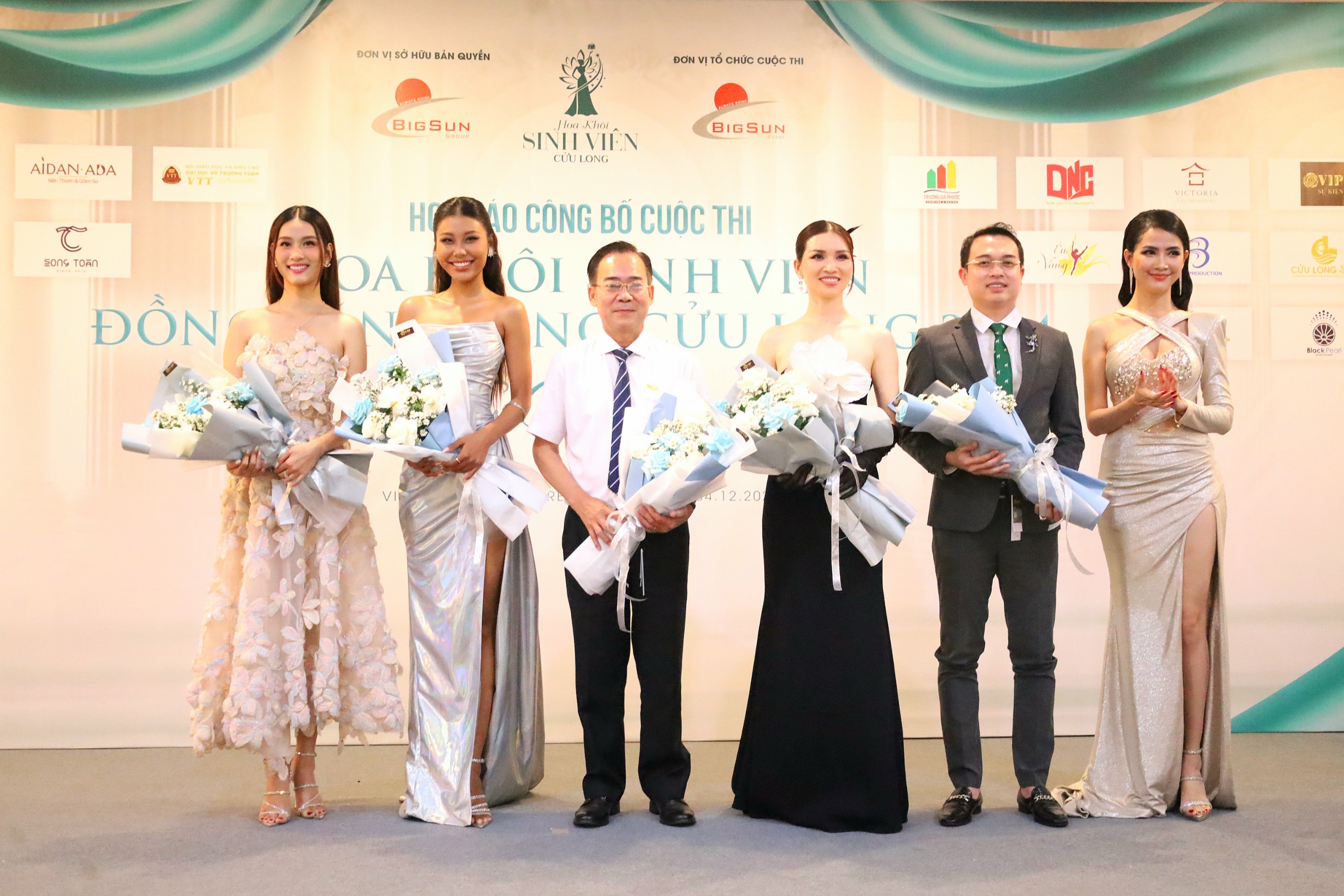 Hoa hậu Phan Thị Mơ - Hoa hậu Đại sứ Du lịch Thế giới 2018, Trưởng Ban tổ chức Cuộc thi Hoa khôi Sinh viên ĐBSCL tặng hoa cho Ban giám khảo cuộc thi.