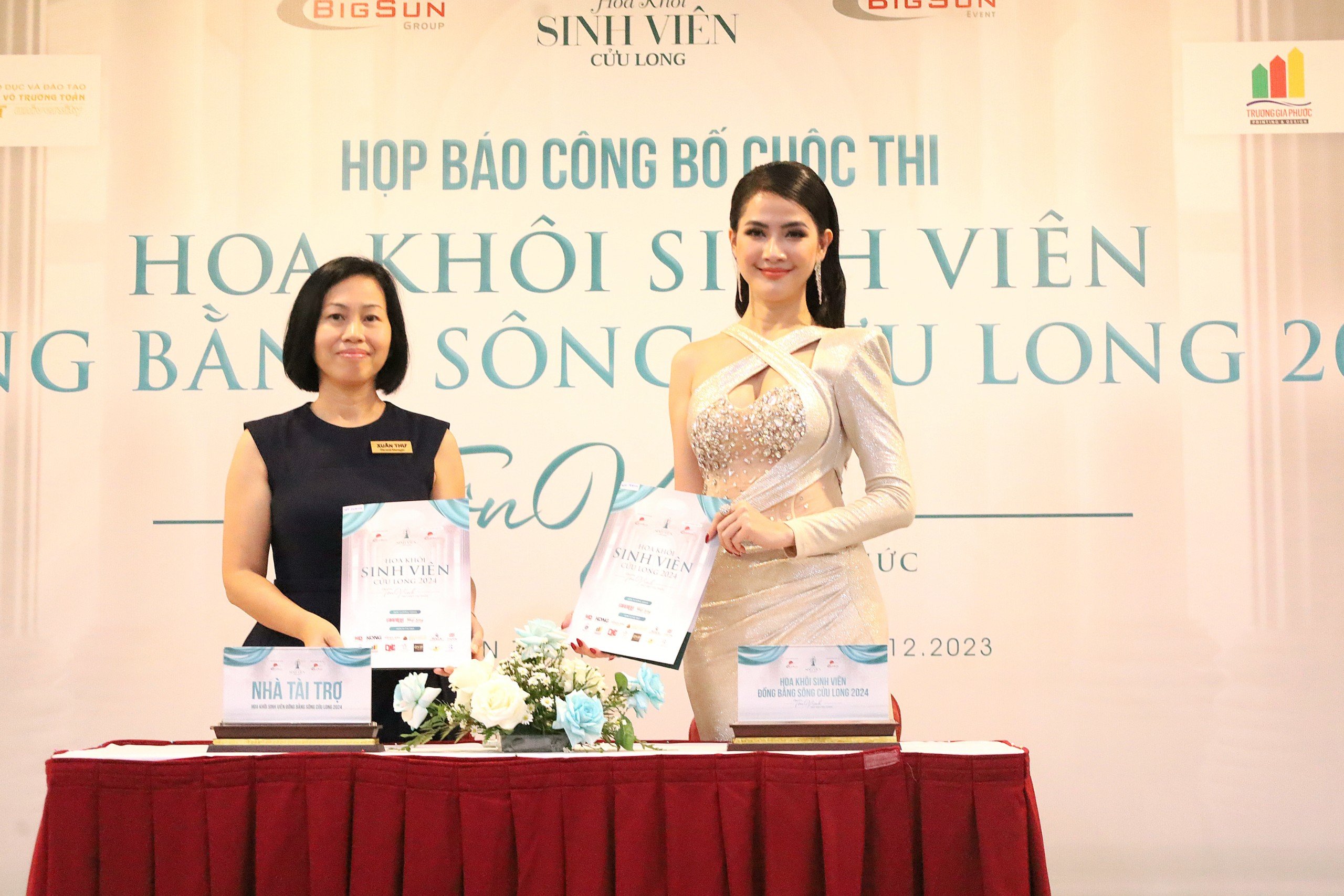Hoa hậu Phan Thị Mơ - Hoa hậu Đại sứ Du lịch Thế giới 2018, Trưởng Ban tổ chức Cuộc thi Hoa khôi Sinh viên ĐBSCL ký kết cùng đơn vị tài trợ.