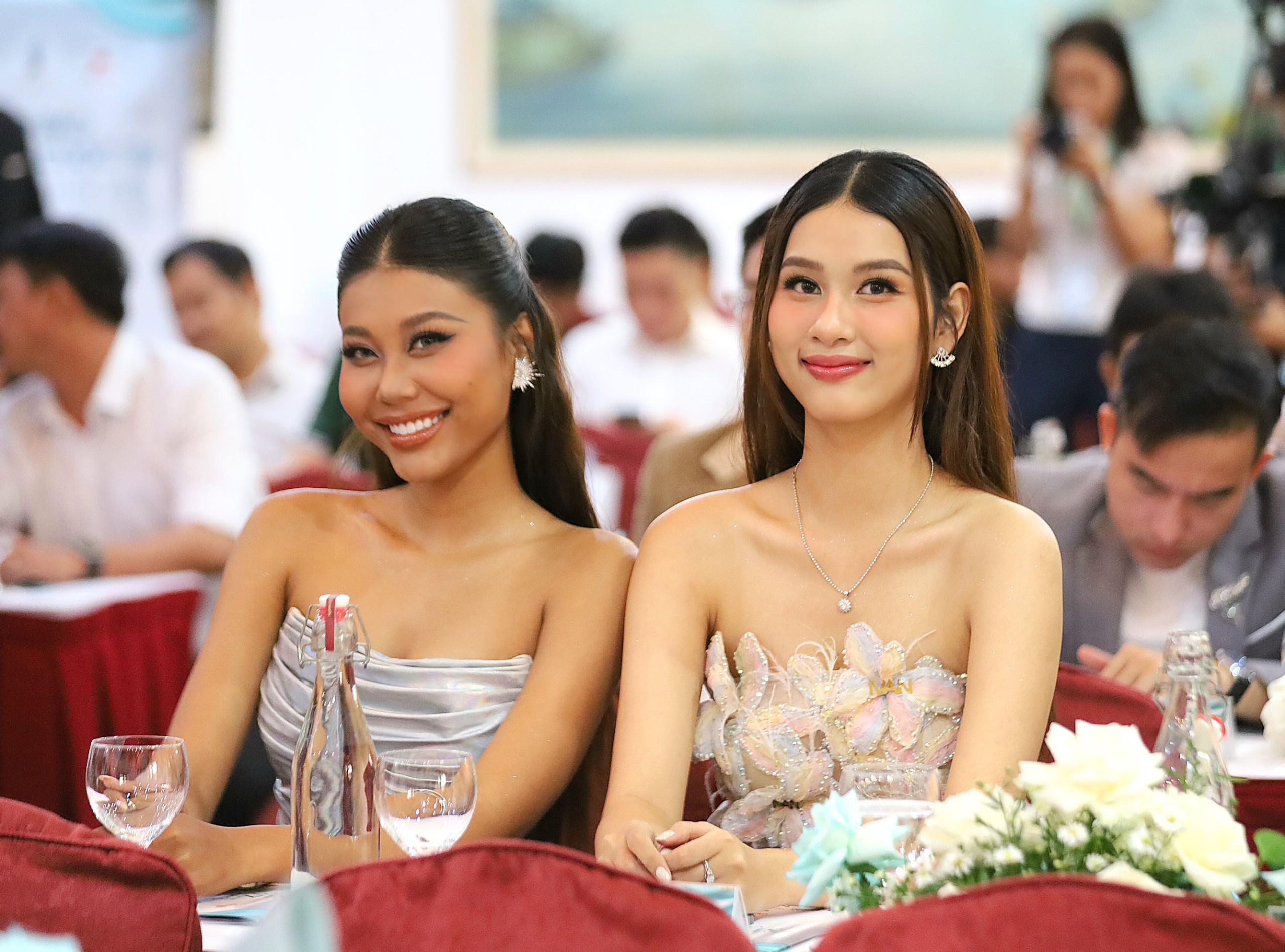 Á hậu Thạch Thu Thảo - Á hậu Hoa hậu các dân tộc Việt Nam 2022, Miss Earth Việt Nam 2023 (bên trái) và Hoa khôi Lê Thị Tường Vy - Hoa khôi Sinh viên Việt Nam 2020 thành viên Ban giám khảo cuộc thi.