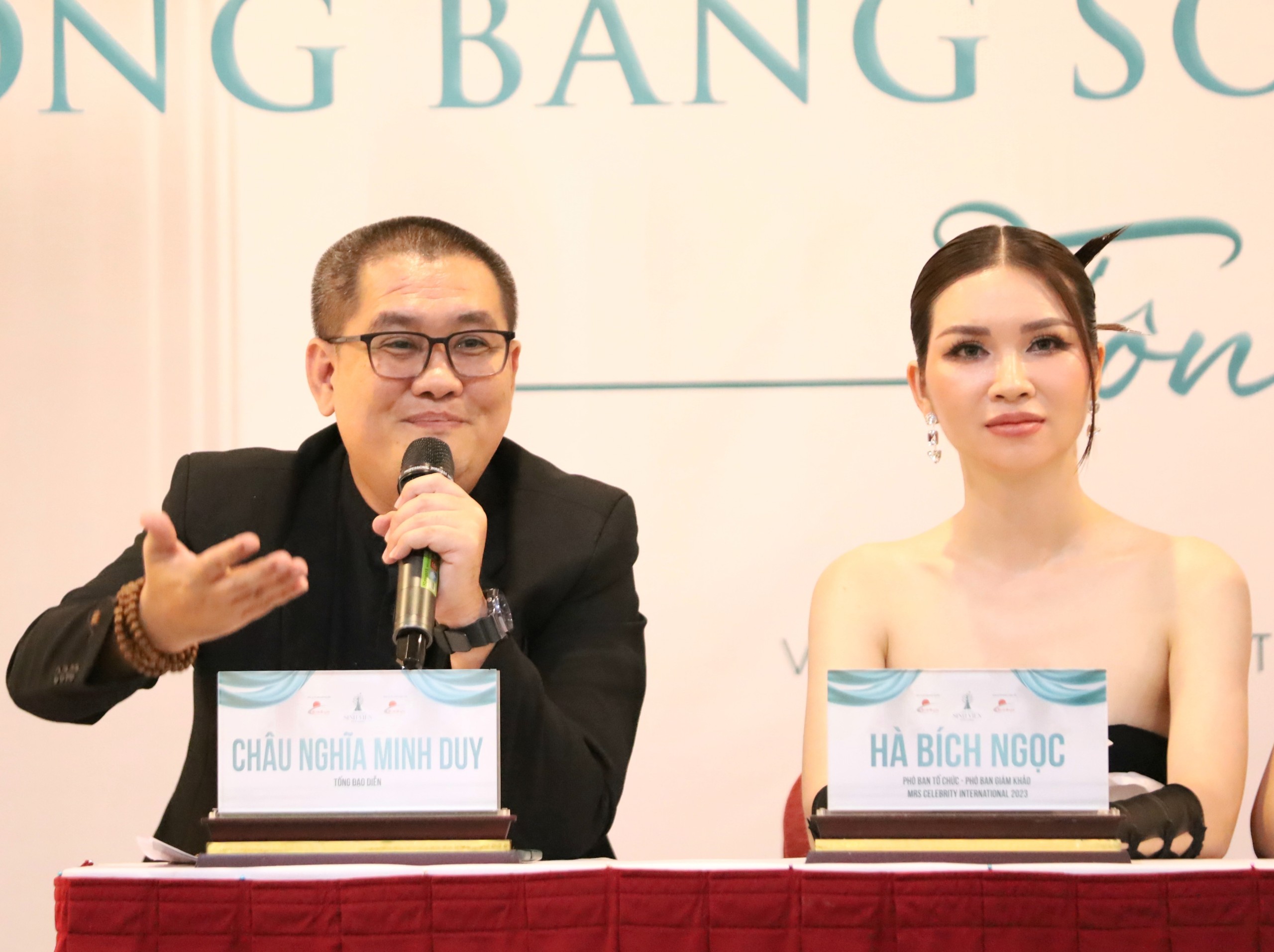 Đạo diễn Châu Nghĩa Minh Duy - Tổng đạo diễn Cuộc thi Hoa khôi sinh viên ĐBSCL 2024 phát biểu tại buổi họp báo.