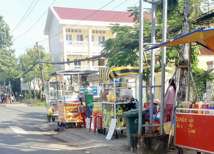 Các hàng rong bày bán trước cổng trường không đảm bảo vệ sinh, an toàn thực phẩm.